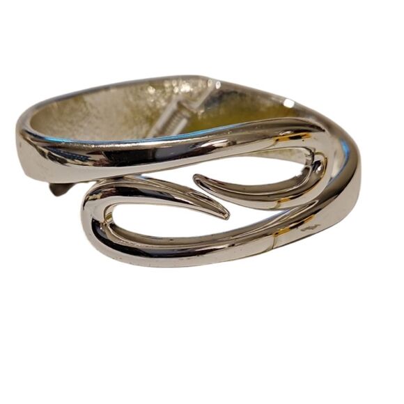 New without tag Silvertone Hisge Open Bracelet - Picture 3 of 6